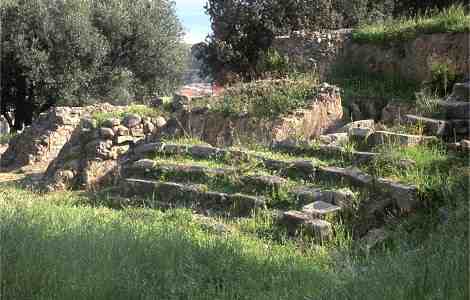 Das griechische Theater liegt nur wenige Meter unterhalb der großen Tempelreste 
