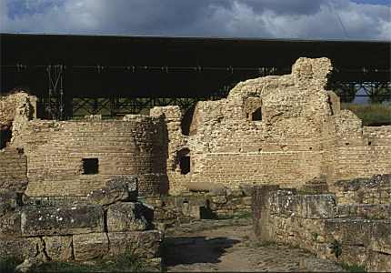 Die Thermen liegen im Zentrum der antiken Stadt und sind zur Zeit Gegenstand archäologischer Ausgrabungen.
